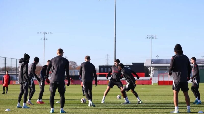 Chủ Man United tiếp tục cắt giảm bữa ăn của đội trẻ