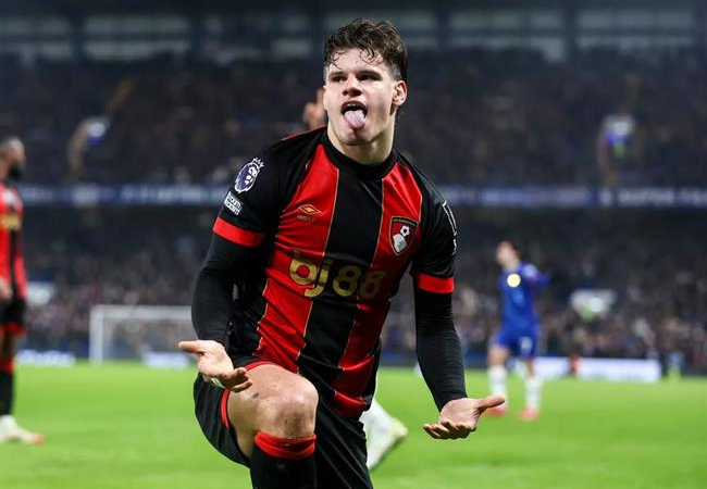 Hậu vệ Milos Kerkez có câu trả lời cho Liverpool và MU