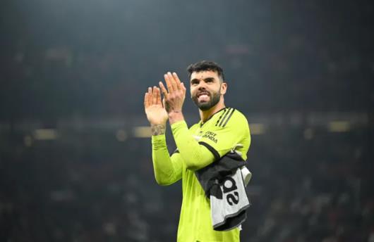 Roy Keane đưa David Raya lên mây sau trận hòa MU