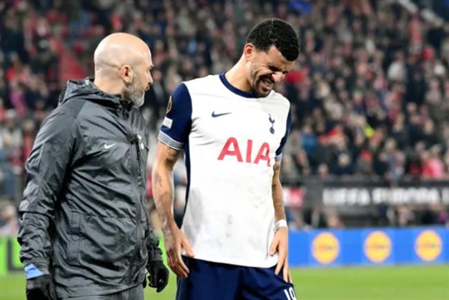 Dominic Solanke dính chấn thương ở trận dấu với AZ