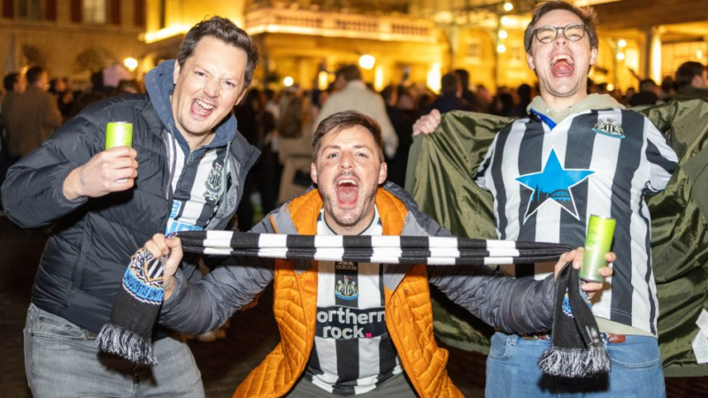 NHM Newcastle mở hội sau chiến thắng trước Liverpool