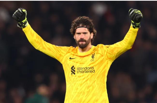Huyền thoại Liverpool đưa ra dự đoán sốc về Alisson