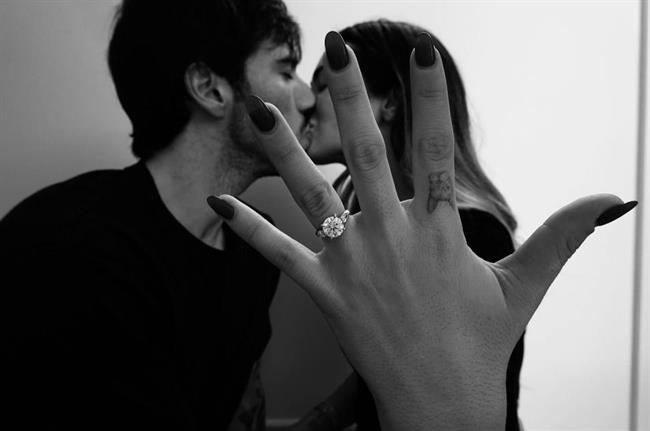 Tiền vệ Sandro Tonali đính hôn với bạn gái tuyệt đẹp
