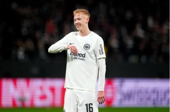 Man City gia nhập cuộc đua giành Hugo Larsson của Frankfurt