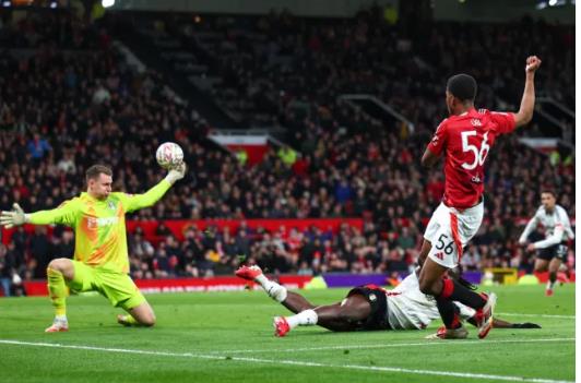 Alan Shearer đưa Chido Obi lên mây sau trận gặp Fulham