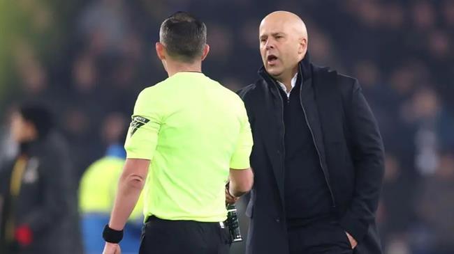 FA tiết lộ màn rủa xả của Arne Slot với trọng tài Michael Oliver