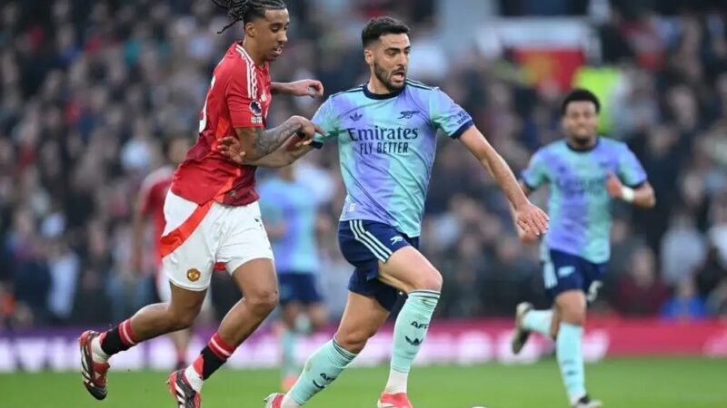 Arsenal cần số 9 ảo, nhưng lại chơi với tiền đạo cắm trước MU