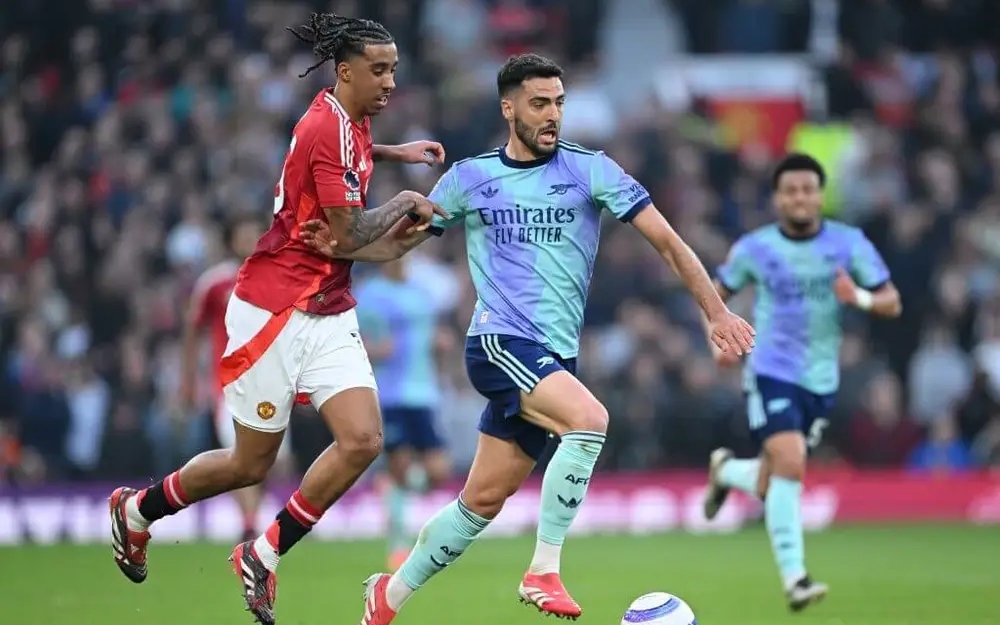 Arsenal cần số 9 ảo, nhưng lại chơi với tiền đạo cắm trước MU