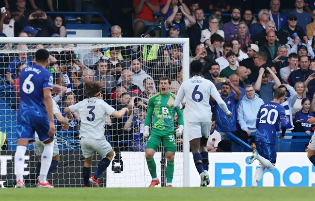 Enzo Maresca động viên Cole Palmer sau cú penalty hỏng ăn
