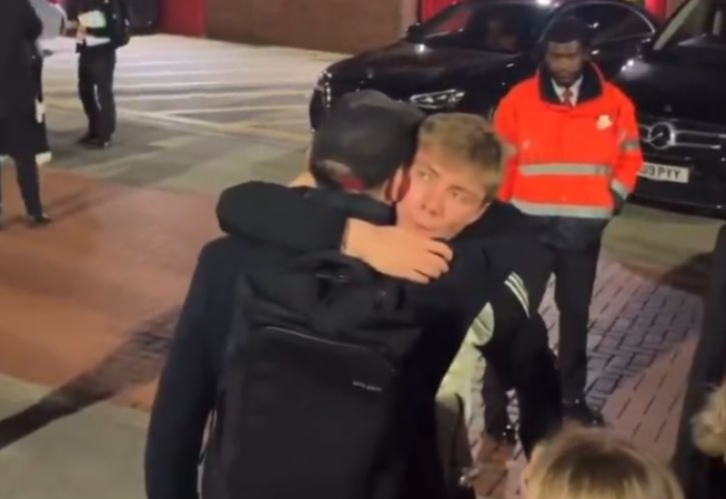 Peter Schmeichel an ủi tiền đạo Rasmus Hojlund