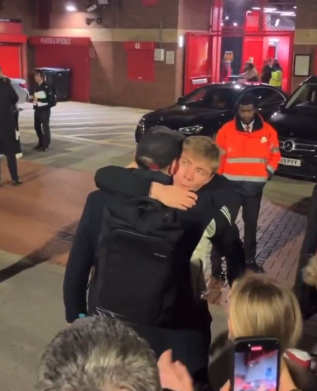 Peter Schmeichel an ủi tiền đạo Rasmus Hojlund