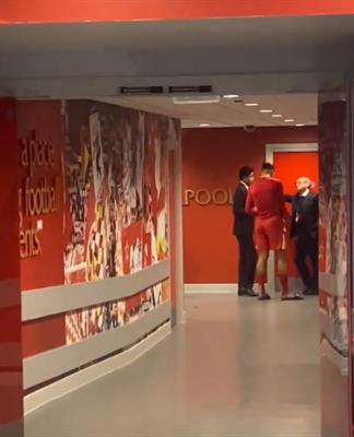 Virgil van Dijk hành động bất ngờ sau thất bại trước PSG