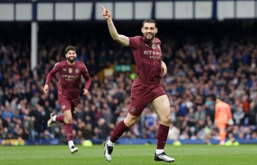 Pep Guardiola ca ngợi học trò sau chiến thắng trước Everton