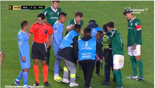 Estevao Willian của Chelsea được đưa ra khỏi sân bằng cáng