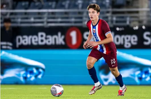 Aston Villa đánh bại MU và Arsenal vụ thần đồng Sverre Nypan
