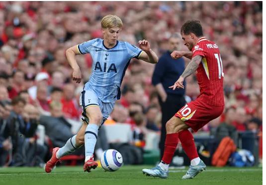 Roy Keane chỉ trích dữ dội tiền vệ Lucas Bergvall
