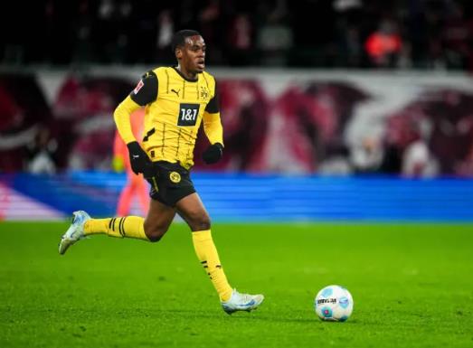 Jamie Gittens yêu cầu được rời Dortmund ở Hè 2025