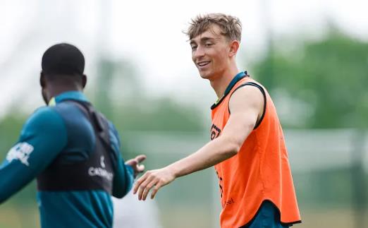 Chelsea vượt lên trong cuộc đua giành Dean Huijsen
