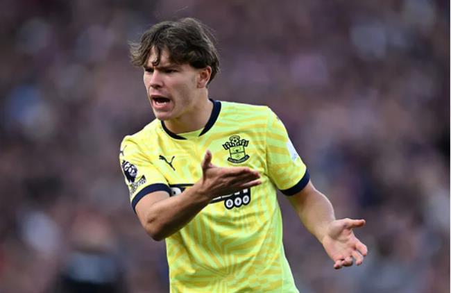 Sao trẻ Tyler Dibling có câu trả lời cho MU và Chelsea