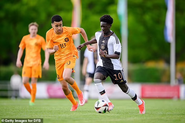 MU nhắm chiêu mộ sao trẻ Ajax Abdellah Ouazane