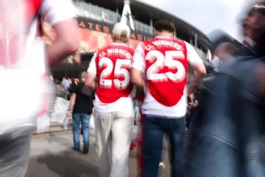 Chiếc áo kỳ lạ của fan Arsenal sau trận thắng Real Madrid