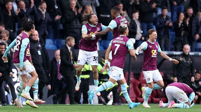 Leeds và Burnley đồng loạt giành quyền thăng hạng Premier League