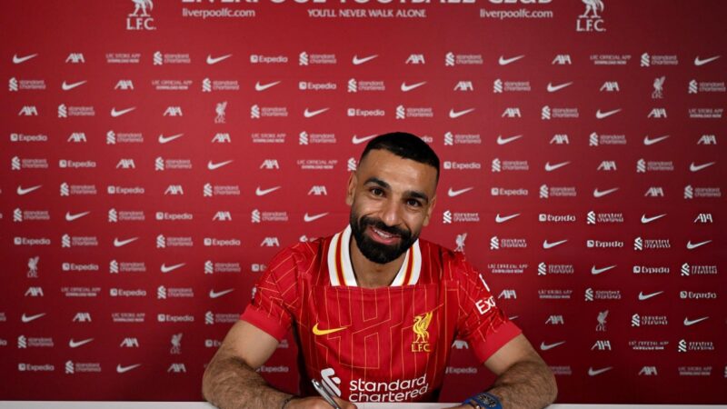 Mohamed Salah khoe đồng hồ 24 tỷ trong ngày gia hạn với Liverpool