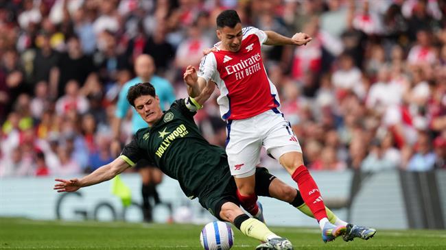 Gabriel Martinelli phẫn nộ với pha vào bóng của Norgaard