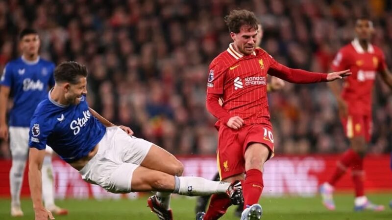 Trung vệ James Tarkowski bị dọa giết vì phạm lỗi với Allister