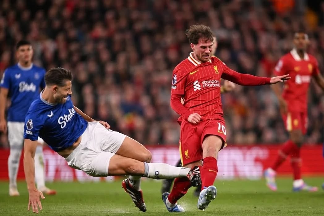 Trung vệ James Tarkowski bị dọa giết vì phạm lỗi với Allister