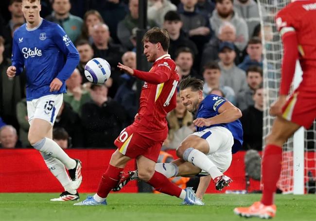 James Tarkowski thoát thẻ đỏ sau pha vào bóng với Mac Allister