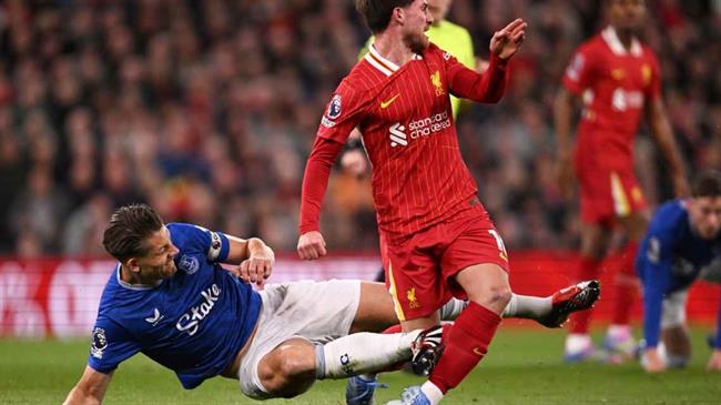 PGMOL nhận sai vì không truất quyền thi đấu của James Tarkowski