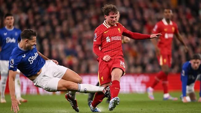 James Tarkowski đáng lẽ phải nhận thẻ đỏ trước Liverpool