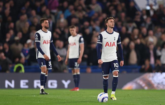 James Maddison đáp trả khi Tottenham bị CĐV nhà la ó
