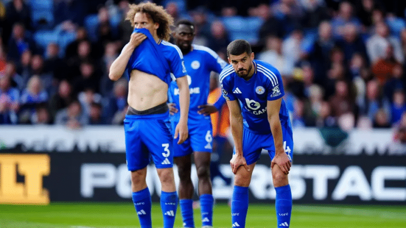 Jamie Vardy thất vọng khi Leicester chính thức xuống hạng