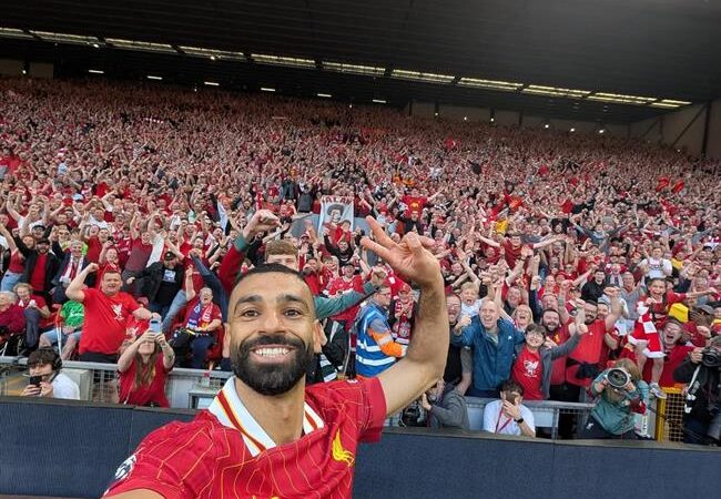Mohamed Salah đăng bức ảnh selfie với cổ động viên Liverpool
