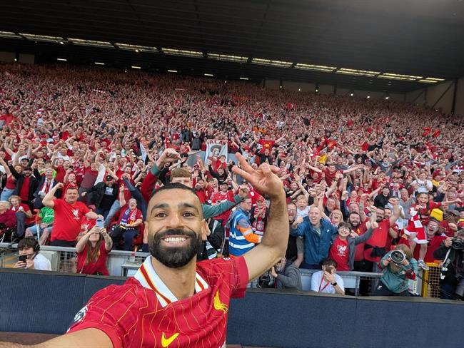 Mohamed Salah đăng bức ảnh selfie với cổ động viên Liverpool