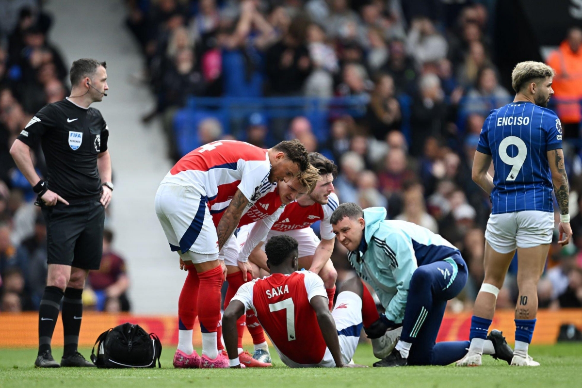 Arsenal tá hỏa vì chấn thương của Bukayo Saka