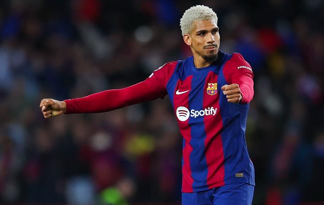 Liverpool nhắm Ronald Araujo thay thế Van Dijk