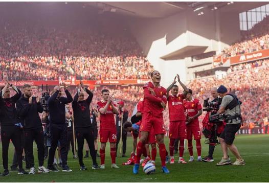 Emile Heskey chỉ ra 4 CLB cạnh tranh với Liverpool ở EPL mùa tới