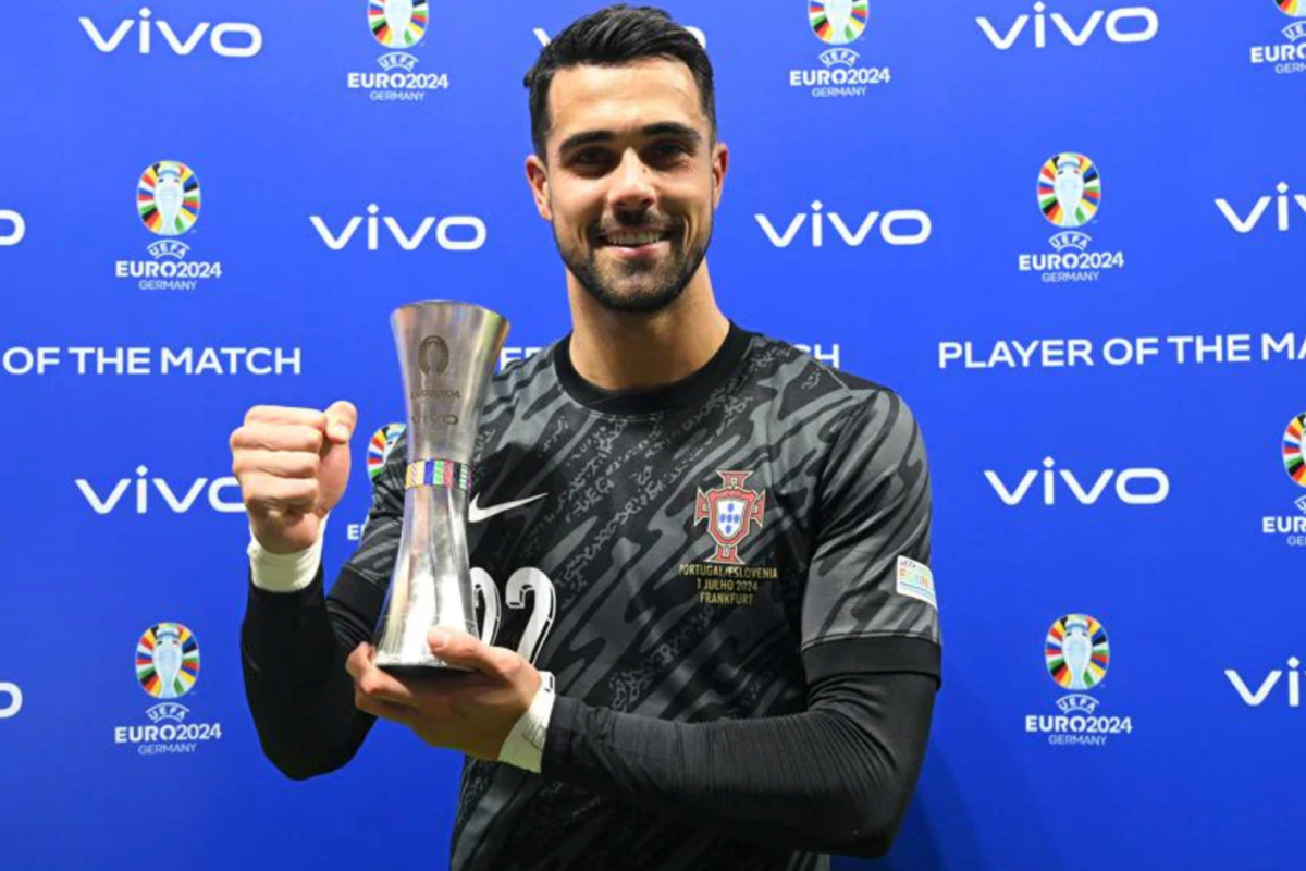 Man City tranh thủ môn Diogo Costa với Man United