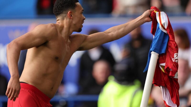 Alexander-Arnold nhận án phạt ngay khi tuyên bố rời Liverpool