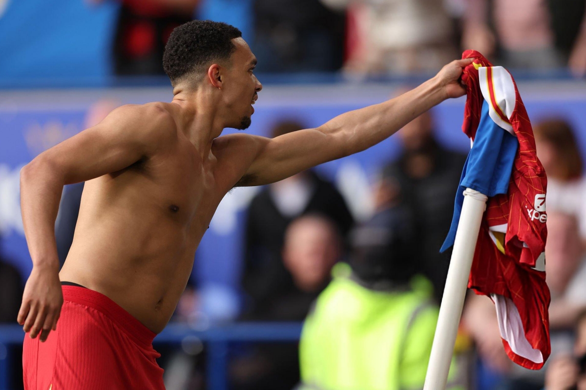 Alexander-Arnold nhận án phạt ngay khi tuyên bố rời Liverpool