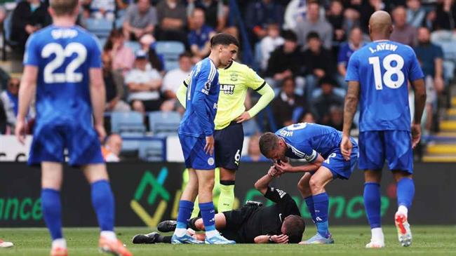 Trận Leicester vs Southampton gián đoạn vì trọng tài chấn thương