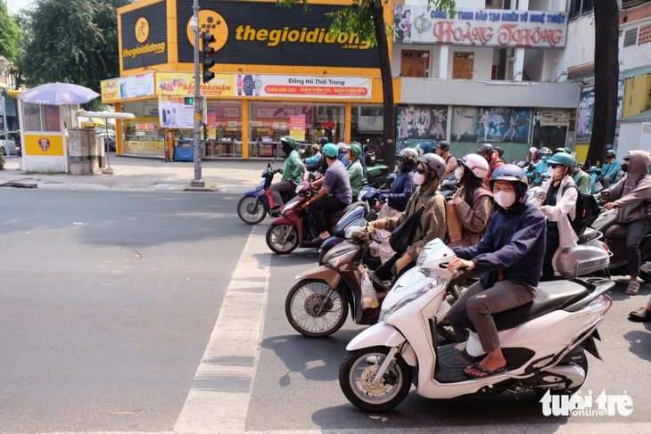 EE88 – Chờ Mấy Lượt đèn đỏ Chưa Thoát Khỏi Ngã Ba, Nhiều Người Mong được Rẽ Phải Khi đèn đỏ | Hdmilfclips.com